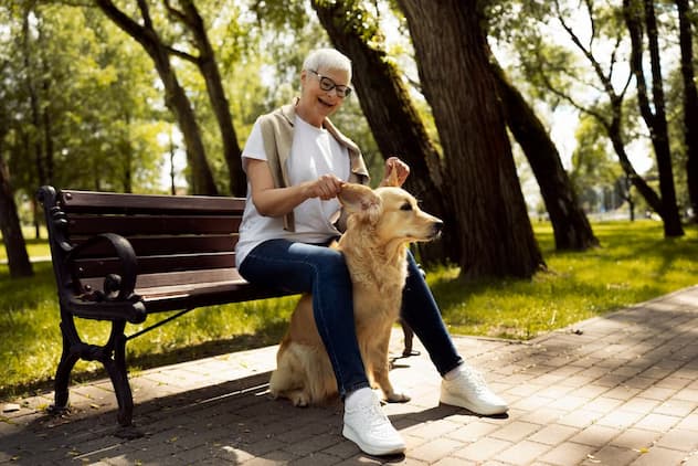 una mujer con un perro para personas mayores